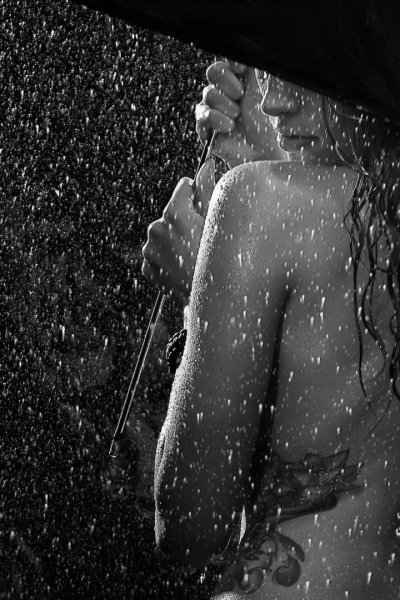 Девушка в душе черно белое