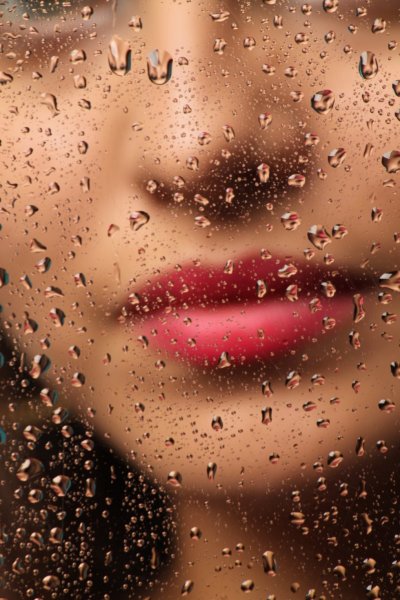 Девушка в каплях воды