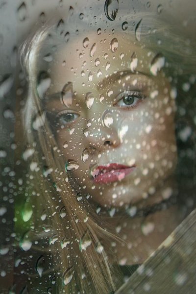 Девушка за мокрым стеклом