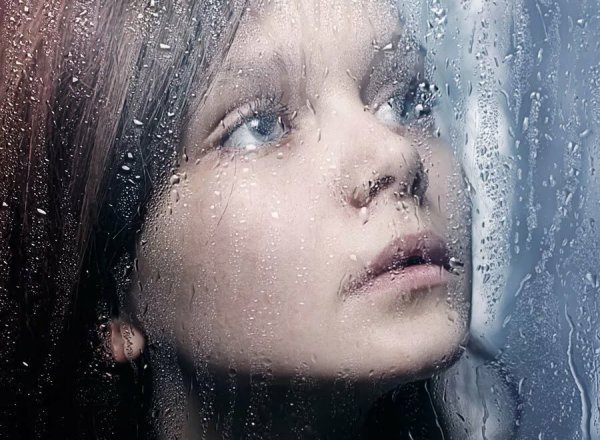 Женское лицо за стеклом