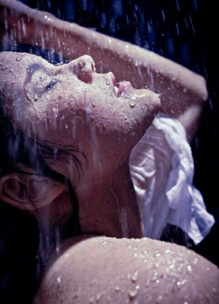 Плачущая девушка под дождем