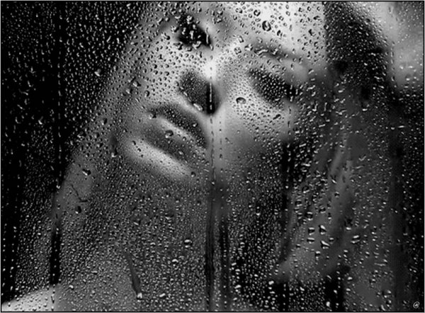 Гиф девушка и дождь