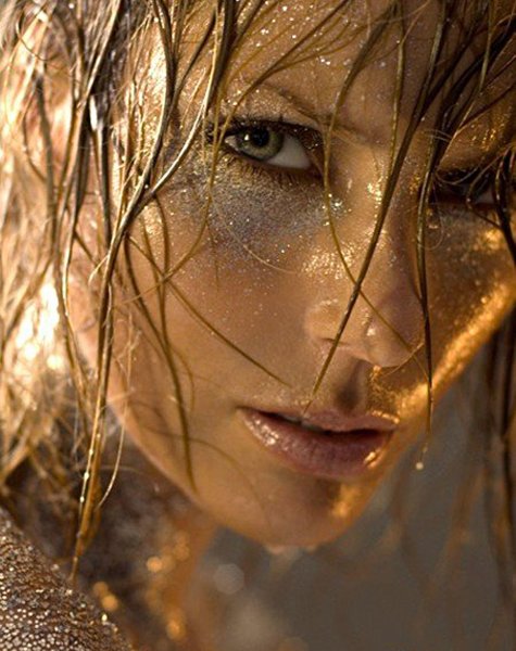 Красивая девушка с мокрыми волосами