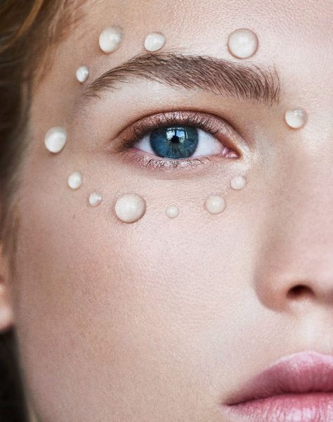 Лицо с каплями воды