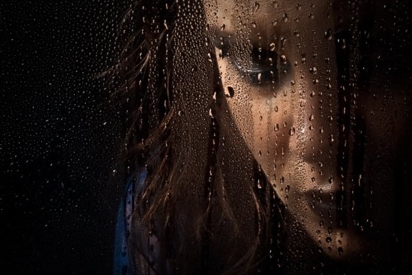 Девушка за мокрым стеклом