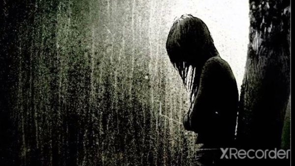 Брюнетка с каре под дождем