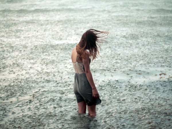 Одинокая девушка