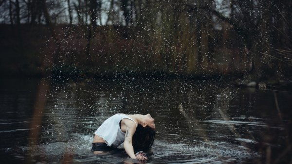 Девушка под дождем