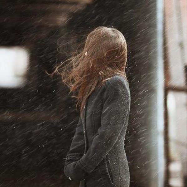 Девушка отвернулась