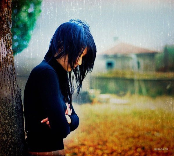 Девушка брюнетка грусть