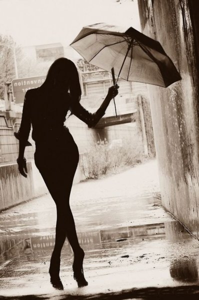 Уходящая женщина