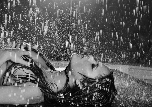 Лежит под дождем