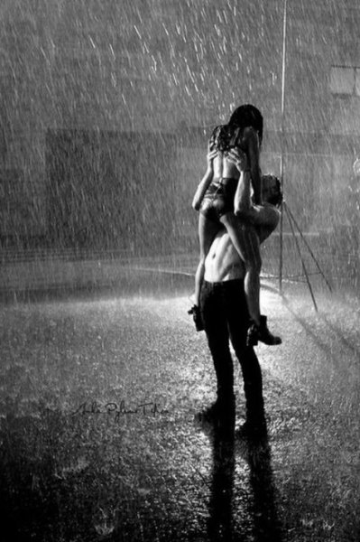 Пара под дождем