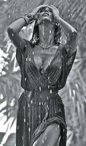 Женщина промокла под дождем