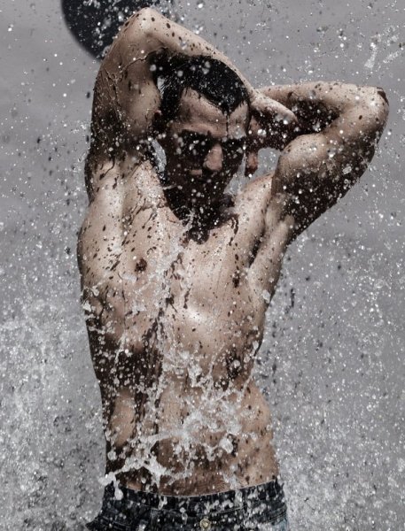 Мужчина под струей воды