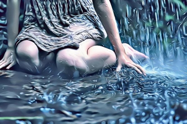 Девушка лежит под дождем