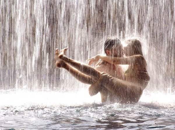 Влюбленные под водопадом