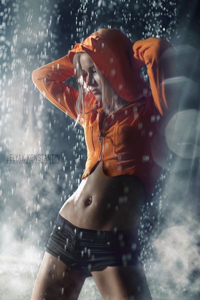 Девушка в купальнике под дождем