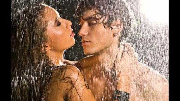 Голая любовь по дождём