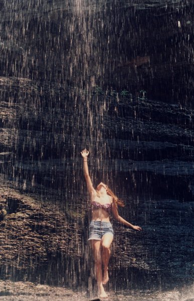 Девушка под дождем со спины