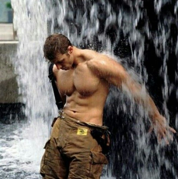 Парень под водопадом