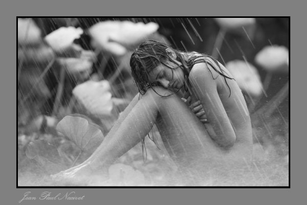 Девушка голышом под дождем