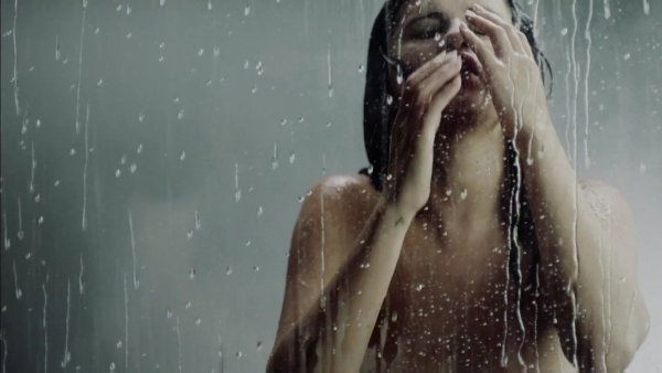 Селена Гомес в душе