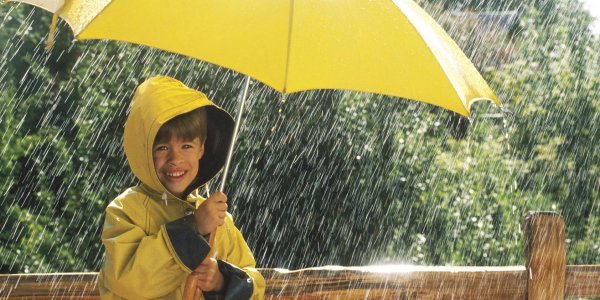 Мальчик под зонтом