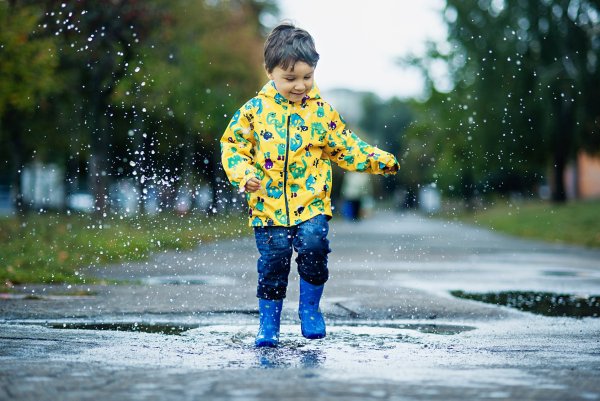 Мальчик в луже