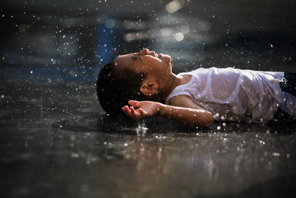 Малыш под дождем