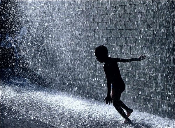 Мальчик под дождем