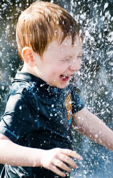 Мальчик под дождем