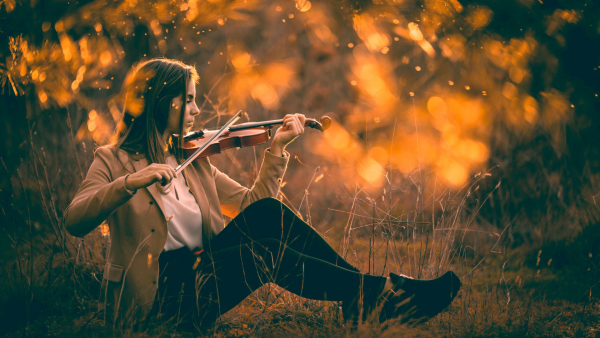 Девушка скрипка природа