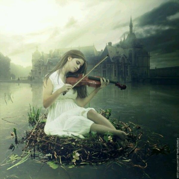Девушка со скрипкой в воде