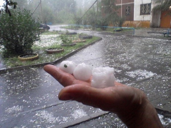 Крупный град идет