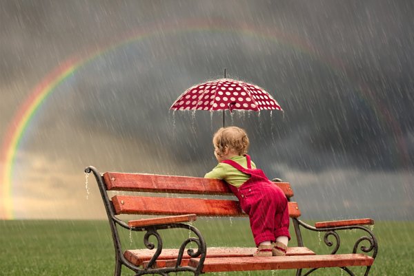 На скамейке под зонтом