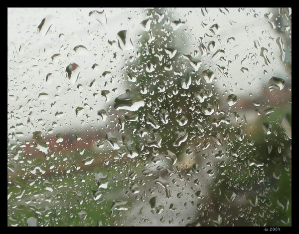 Дождь стучит в окно