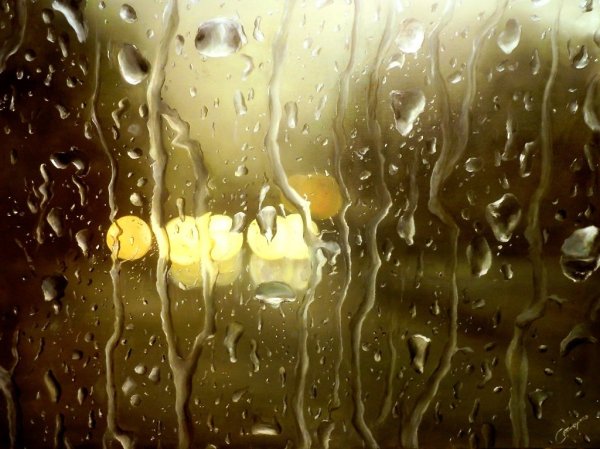 Капли стекают по стеклу
