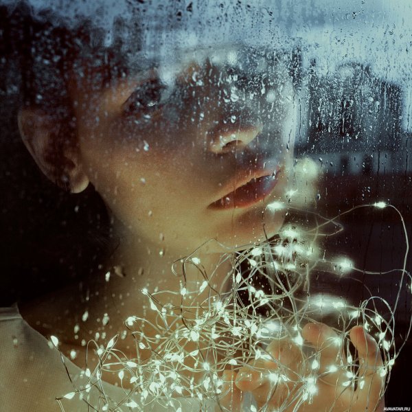 Девушка за окном дождь