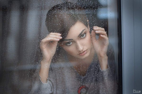 Девушка за окном