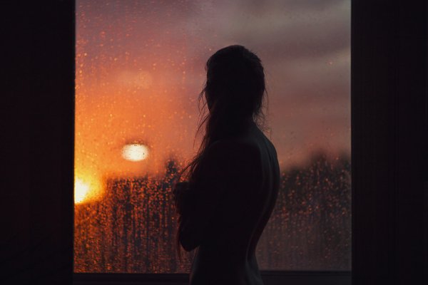 Женщина у окна ночью