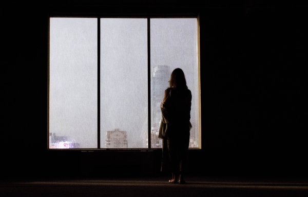 Женщина у окна дождь