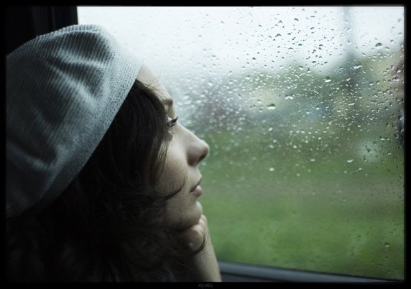 Женщина за окном дождь
