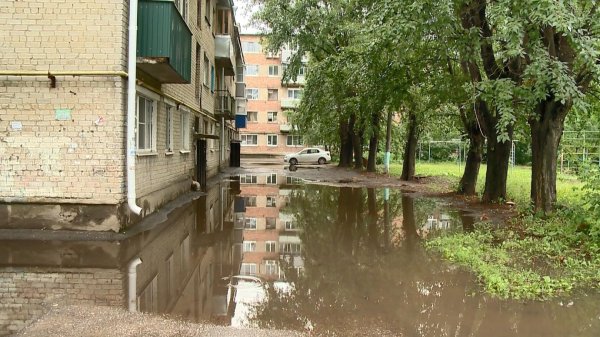 Огромная лужа во дворе