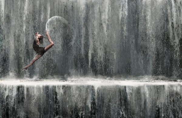 Девушка Танцующая под дождем