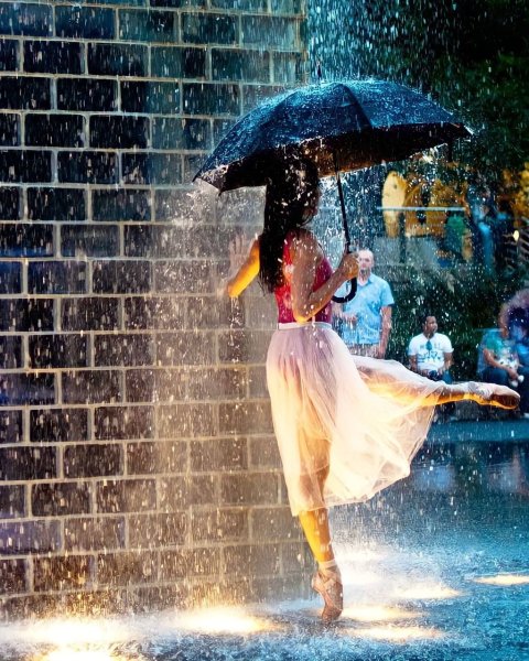 Девушка Танцующая под дождем