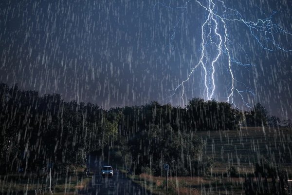 Сильный дождь с грозой