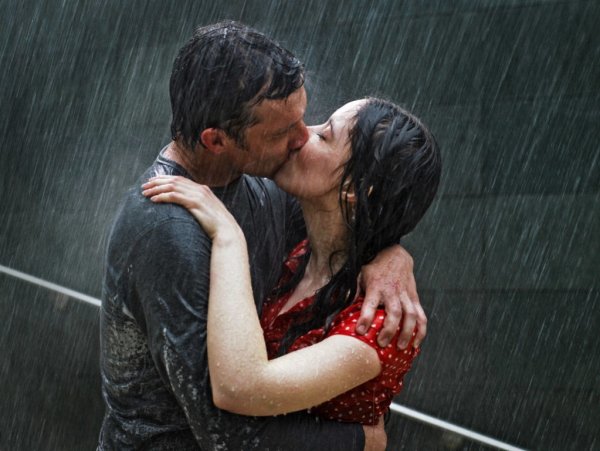 Парень и девушка под дождем