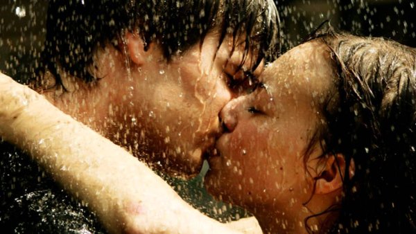 Первый поцелуй под дождем