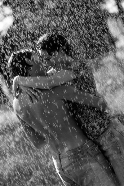 Поцелуй под дождем